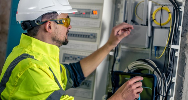 El papel del profesional en Instalaciones de Baja Tensión: Experiencia y Responsabilidad 1. AESSIA Asociación de Entidades del Sistema de la Seguridad Industrial de Aragón instalador electricista
