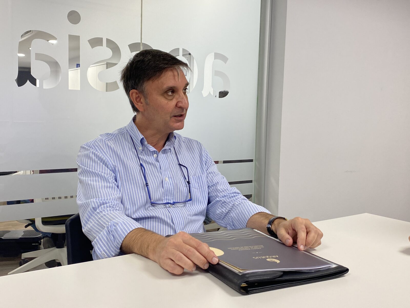 "Queremos traer al siglo XXI edificios que hoy son unas ruinas". Luis Solsona, gerente de Arqueus 1. AESSIA Asociación de Entidades del Sistema de la Seguridad Industrial de Aragón "Queremos traer al siglo XXI edificios que hoy son unas ruinas". Luis Solsona, gerente de Arqueus AESSIA. Asociación de Entidades del Sistema de la Seguridad Industrial de Aragón