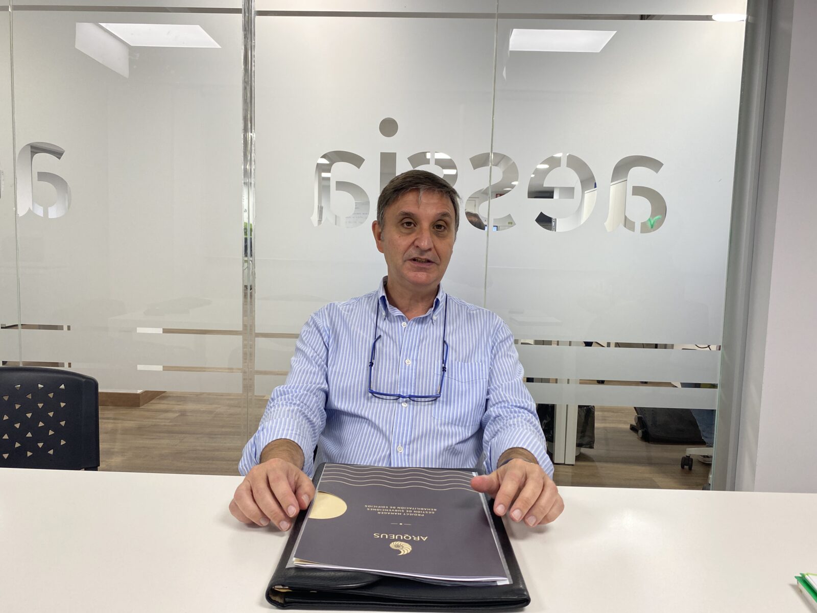 "Queremos traer al siglo XXI edificios que hoy son unas ruinas". Luis Solsona, gerente de Arqueus 2. AESSIA Asociación de Entidades del Sistema de la Seguridad Industrial de Aragón "Queremos traer al siglo XXI edificios que hoy son unas ruinas". Luis Solsona, gerente de Arqueus AESSIA. Asociación de Entidades del Sistema de la Seguridad Industrial de Aragón