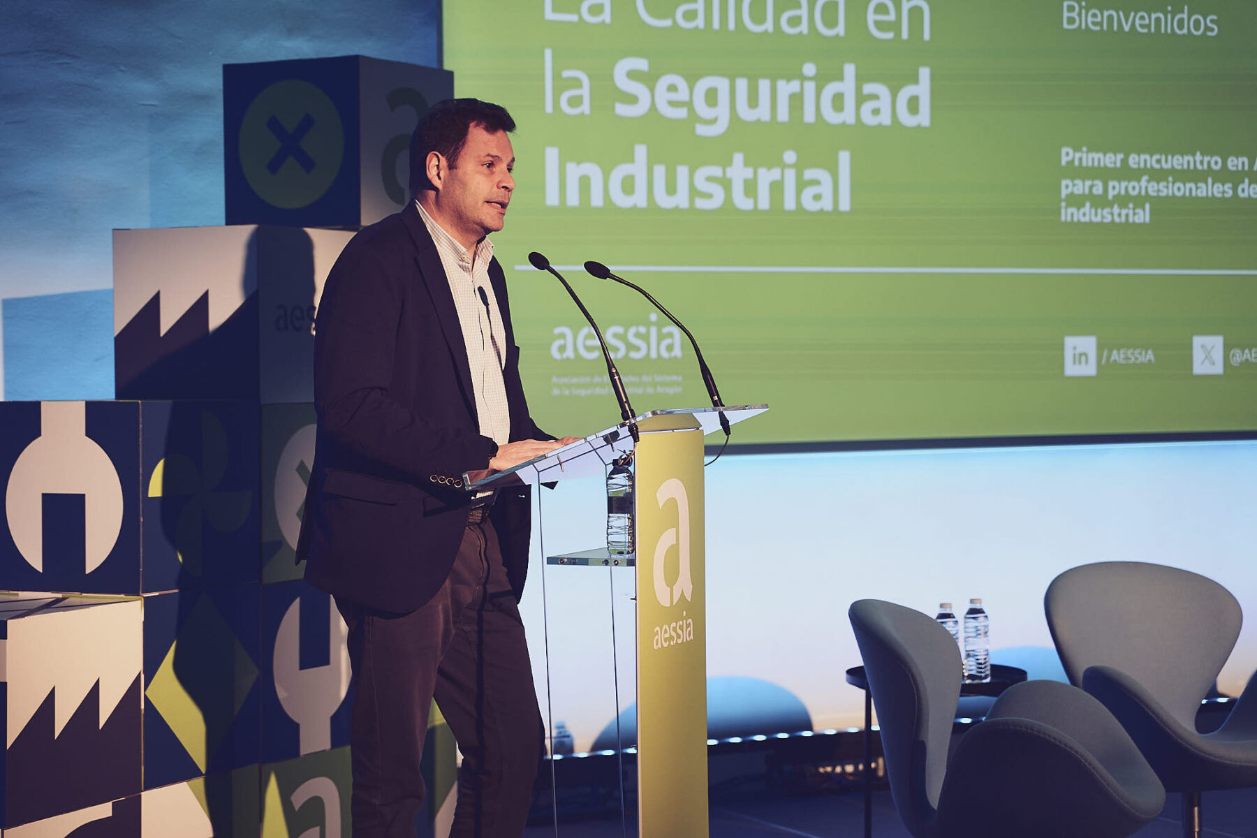 Electricistas, fontaneros e instaladores de la provincia de Huesca conocen el Sello de Calidad que ayudará a los consumidores a elegir al mejor profesional 5. AESSIA Asociación de Entidades del Sistema de la Seguridad Industrial de Aragón Electricistas, fontaneros e instaladores de la provincia de Huesca conocen el Sello de Calidad que ayudará a los consumidores a elegir al mejor profesional AESSIA. Asociación de Entidades del Sistema de la Seguridad Industrial de Aragón