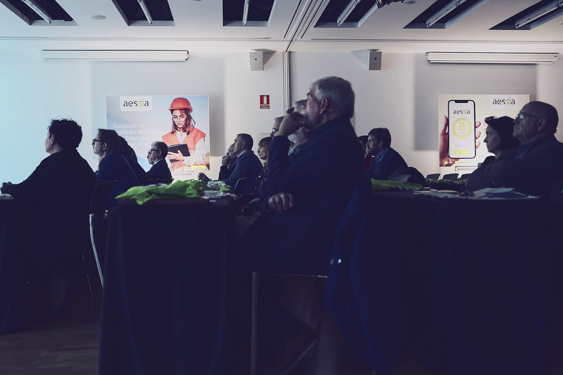 Electricistas, fontaneros e instaladores de la provincia de Huesca conocen el Sello de Calidad que ayudará a los consumidores a elegir al mejor profesional 2. AESSIA Asociación de Entidades del Sistema de la Seguridad Industrial de Aragón Electricistas, fontaneros e instaladores de la provincia de Huesca conocen el Sello de Calidad que ayudará a los consumidores a elegir al mejor profesional AESSIA. Asociación de Entidades del Sistema de la Seguridad Industrial de Aragón