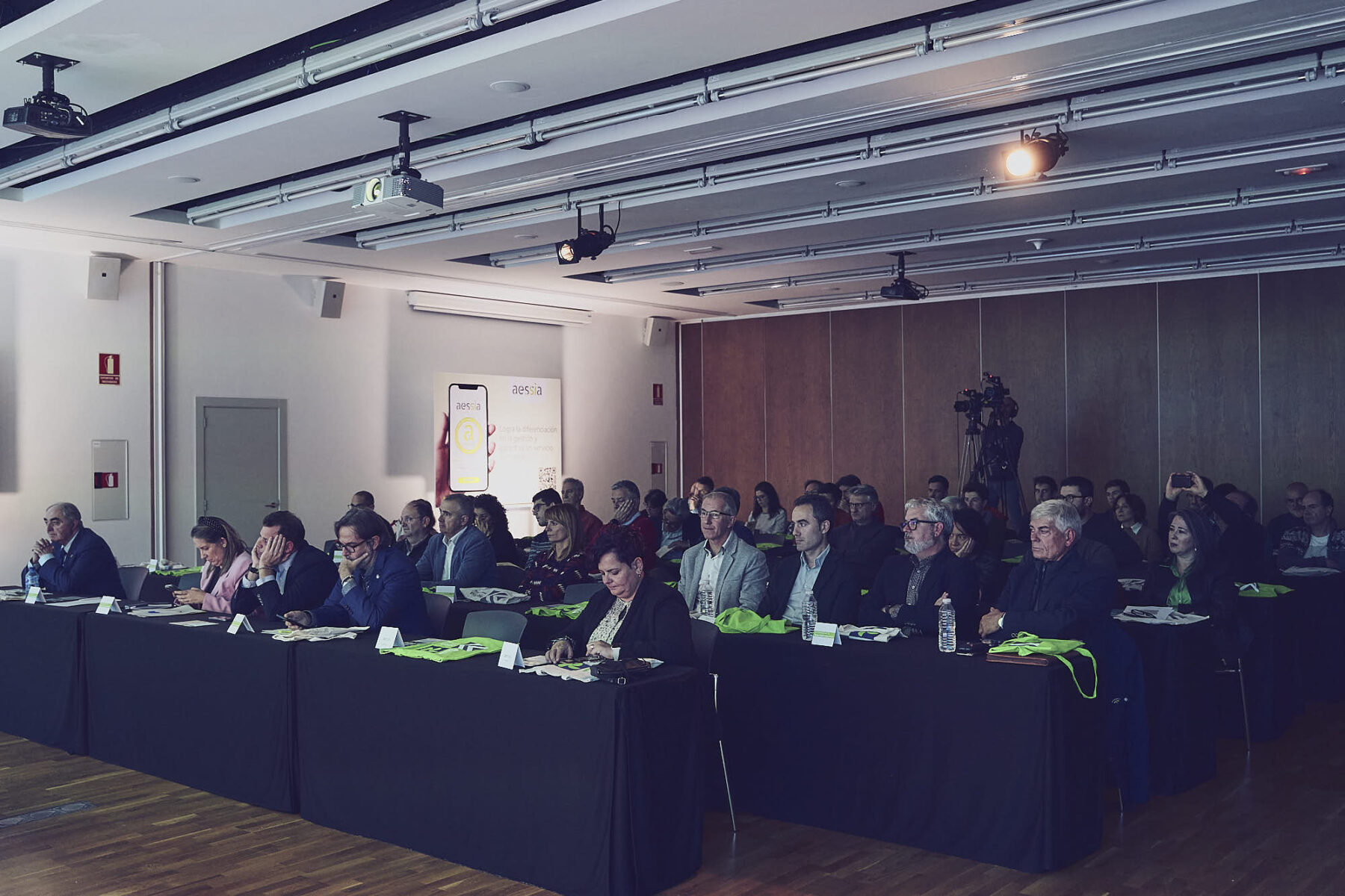 Electricistas, fontaneros e instaladores de la provincia de Huesca conocen el Sello de Calidad que ayudará a los consumidores a elegir al mejor profesional 4. AESSIA Asociación de Entidades del Sistema de la Seguridad Industrial de Aragón Electricistas, fontaneros e instaladores de la provincia de Huesca conocen el Sello de Calidad que ayudará a los consumidores a elegir al mejor profesional AESSIA. Asociación de Entidades del Sistema de la Seguridad Industrial de Aragón