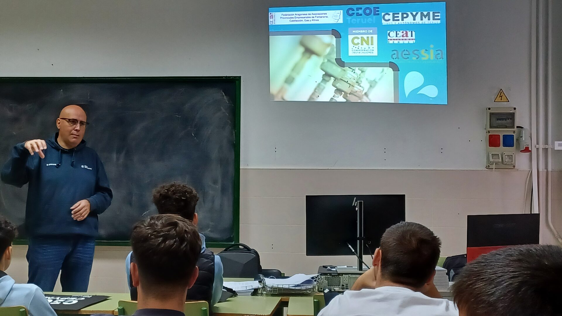 ATEFONCA y AESSIA visitan el IES Salvador Victoria AESSIA. Asociación de Entidades del Sistema de la Seguridad Industrial de Aragón